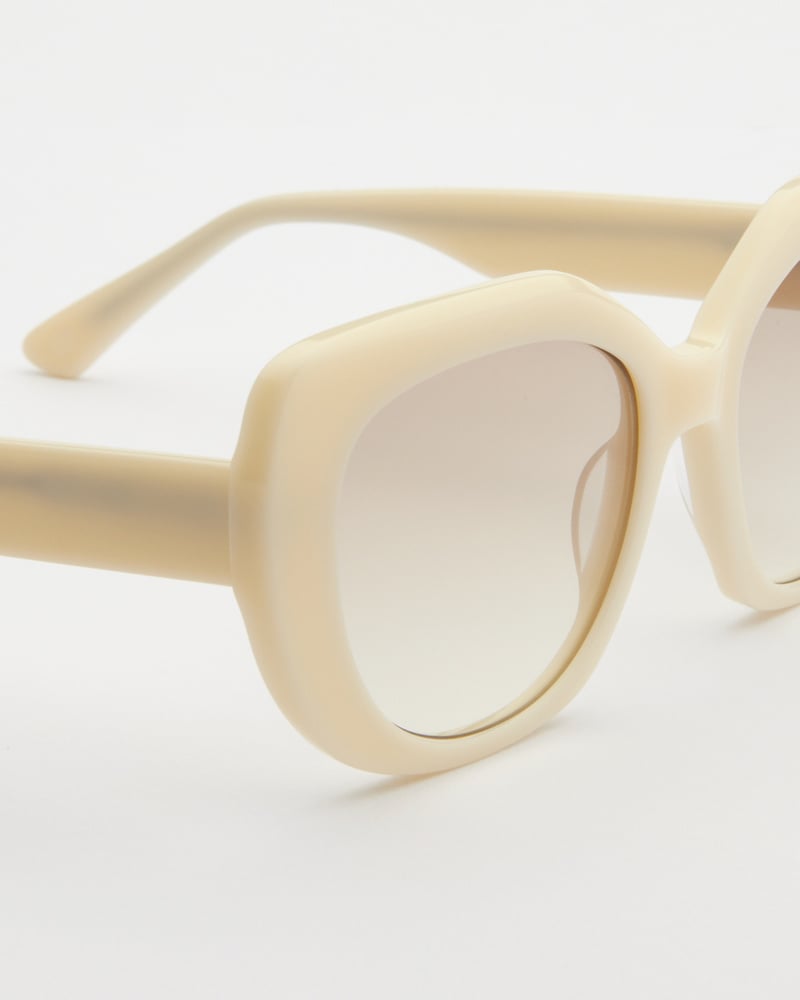 Jessica Milky White Tinted